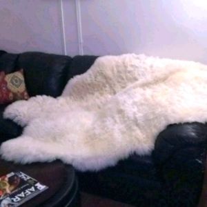 New Zealand 100 % Sheep Skin Rugs 4ft. × 6ft.